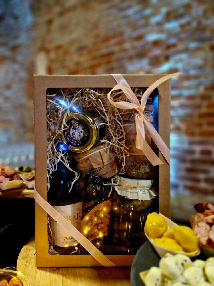 Gurmánská selekce s lahví vína